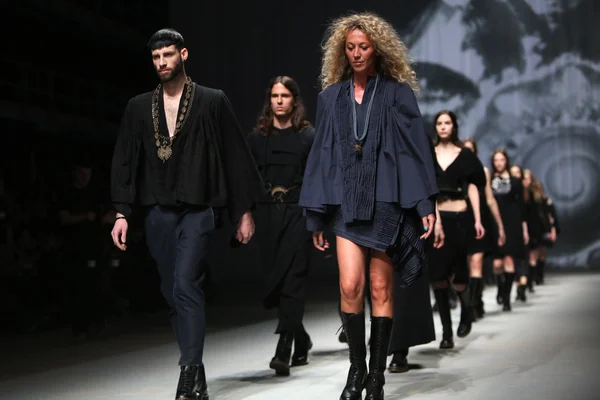 Fashion model draagt kleding gemaakt door madame demode op "cro een porter" show — Stockfoto