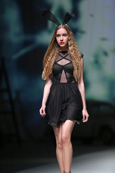 Modelo de moda lleva ropa hecha por Linea Exclusivo en "CRO A PORTER" show —  Fotos de Stock