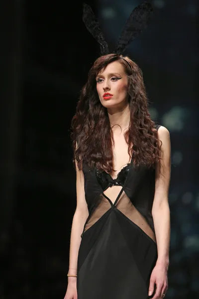 Modelo de moda lleva ropa hecha por Linea Exclusivo en "CRO A PORTER" show —  Fotos de Stock