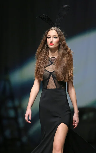 Fashion model draagt kleding gemaakt door linea exclusieve op "cro een porter" show — Stockfoto