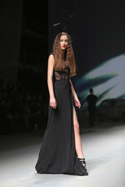 Le mannequin porte des vêtements fabriqués par Linea Exclusive sur le défilé "CRO A PORTER" — Photo