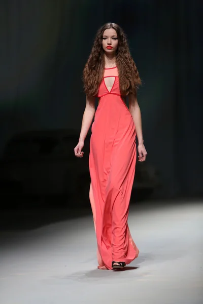 Modelo de moda usa roupas feitas por Linea Exclusive no show "CRO A PORTER" — Fotografia de Stock