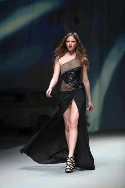 Modelo de moda usa roupas feitas por Linea Exclusive no show "CRO A PORTER" — Fotografia de Stock