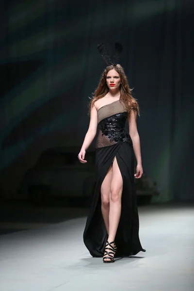 Модель моды носит одежду Linea Exclusive на выставке "CRO A PORTER" — стоковое фото