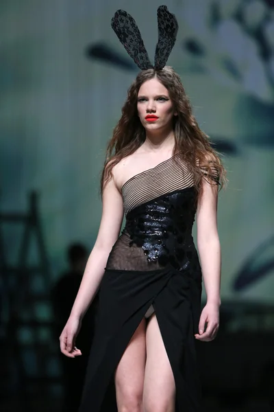 Modelka nosí oblečení od linea exkluzivní show "cro vrátný" — Stock fotografie