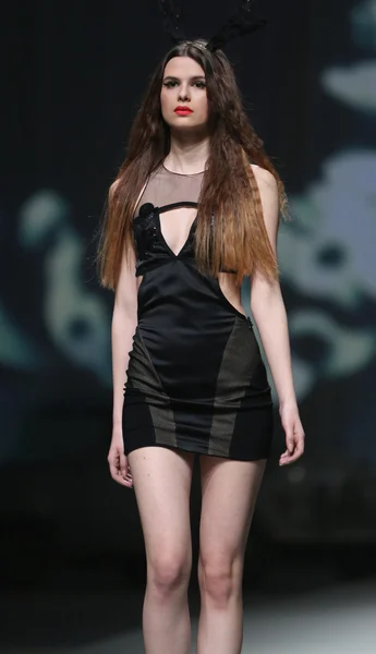 Modelo de moda lleva ropa hecha por Linea Exclusivo en "CRO A PORTER" show —  Fotos de Stock