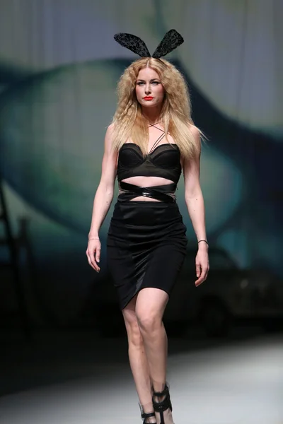 Fashion model draagt kleding gemaakt door linea exclusieve op "cro een porter" show — Stockfoto