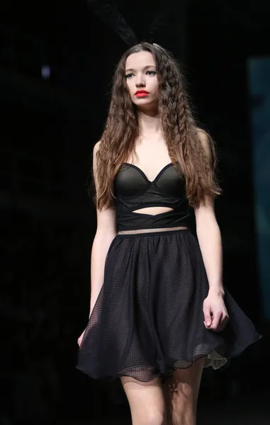 Le mannequin porte des vêtements fabriqués par Linea Exclusive sur le défilé "CRO A PORTER" — Photo