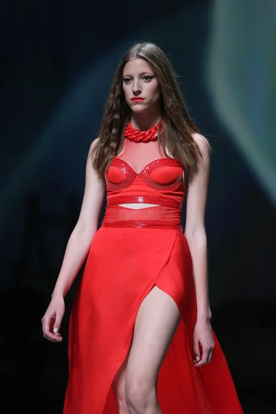 Модель моды носит одежду Linea Exclusive на выставке "CRO A PORTER" — стоковое фото