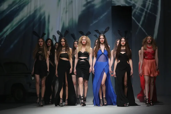Modelo de moda lleva ropa hecha por Linea Exclusivo en "CRO A PORTER" show — Foto de Stock