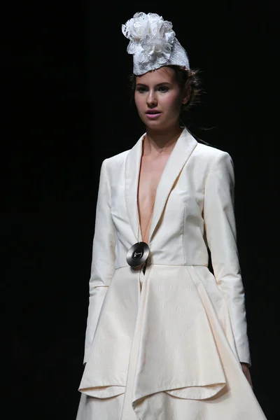 Moda modella indossa abiti realizzati da Lokomotiva in mostra "CRO A PORTER" — Foto Stock