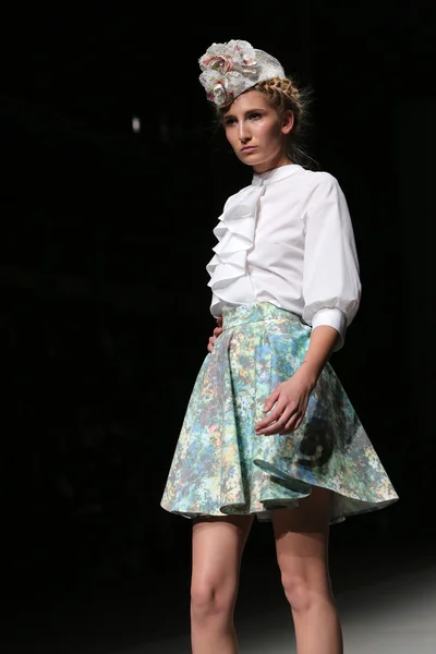 फैशन मॉडल "क्रो ए पोर्टर" शो पर लोकमोतिवा द्वारा बनाए गए कपड़े पहनता है — स्टॉक फ़ोटो, इमेज