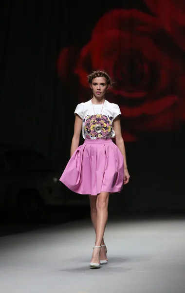 Modelo de moda usa roupas feitas por Lokomotiva em "CRO A PORTER" show — Fotografia de Stock