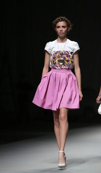 Modelo de moda lleva ropa hecha por Lokomotiva en "CRO A PORTER" show — Foto de Stock
