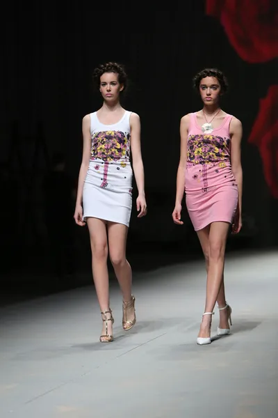 Modelo de moda lleva ropa hecha por Lokomotiva en "CRO A PORTER" show —  Fotos de Stock