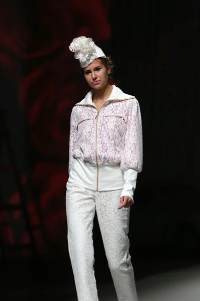 ファッションのモデルは「クロ ポーター」ショーで lokomotiva によって作られた服を着ています。 — ストック写真