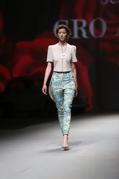 Fashion model draagt kleding gemaakt door lokomotiva op "cro een porter" show — Stockfoto