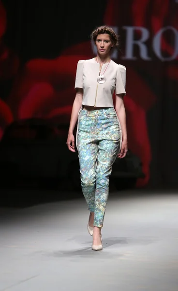 Modelo de moda usa roupas feitas por Lokomotiva em "CRO A PORTER" show — Fotografia de Stock