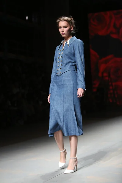 Модная модель носит одежду, сделанную Локомотивой на шоу "CRO A PORTER" — стоковое фото