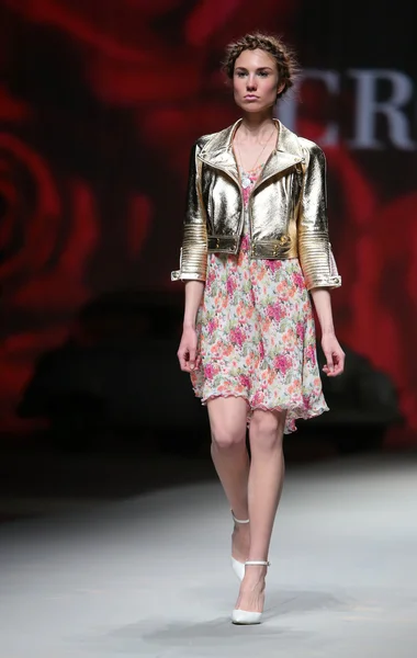 Модная модель носит одежду, сделанную Локомотивой на шоу "CRO A PORTER" — стоковое фото