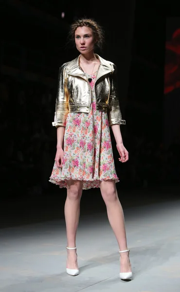 Modelo de moda lleva ropa hecha por Lokomotiva en "CRO A PORTER" show — Foto de Stock