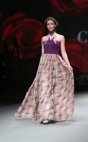 Мода модель носить одяг, зроблені lokomotiva на шоу "cro Портера" — стокове фото
