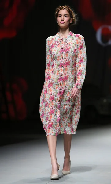 ファッションのモデルは「クロ ポーター」ショーで lokomotiva によって作られた服を着ています。 — ストック写真