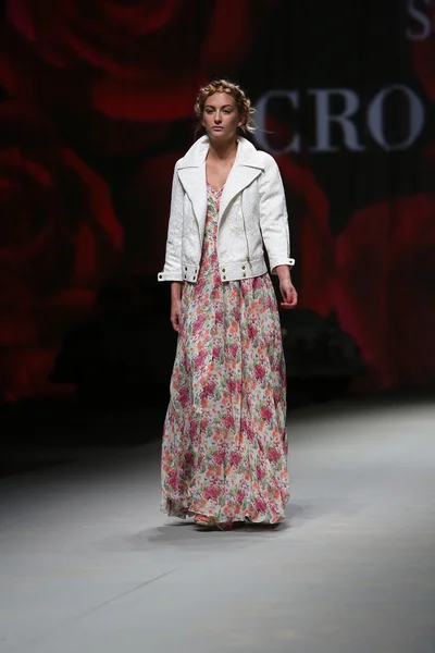 Model trägt Kleidung von Lokomotiva auf der "Cro a Porter" -Show — Stockfoto