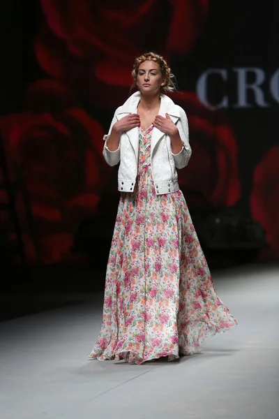 Modelo de moda usa roupas feitas por Lokomotiva em "CRO A PORTER" show — Fotografia de Stock