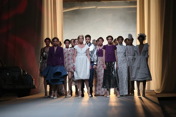 Modelo de moda usa roupas feitas por Lokomotiva em "CRO A PORTER" show — Fotografia de Stock