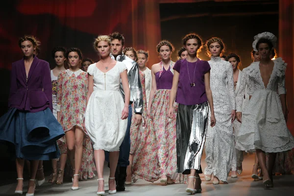 फैशन मॉडल "क्रो ए पोर्टर" शो पर लोकमोतिवा द्वारा बनाए गए कपड़े पहनता है — स्टॉक फ़ोटो, इमेज