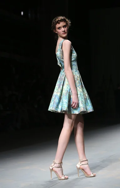 Modelo de moda lleva ropa hecha por Lokomotiva en "CRO A PORTER" show —  Fotos de Stock
