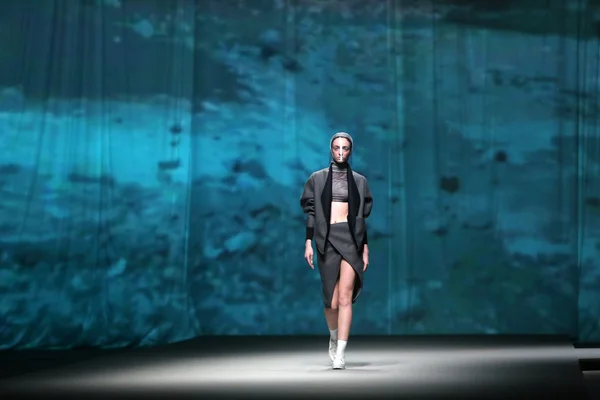 Modelo de moda lleva ropa hecha por Mario Vijackic en "CRO A PORTER" show —  Fotos de Stock