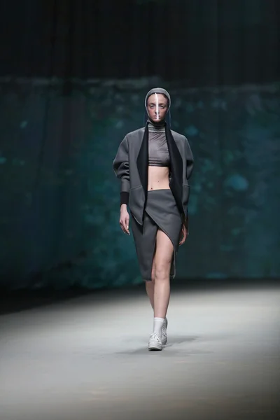 Moda modella indossa abiti realizzati da Mario Vijackic su "CRO A PORTER" spettacolo — Foto Stock