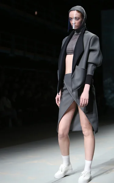 Modelo de moda usa roupas feitas por Mario Vijackic em "CRO A PORTER" show — Fotografia de Stock