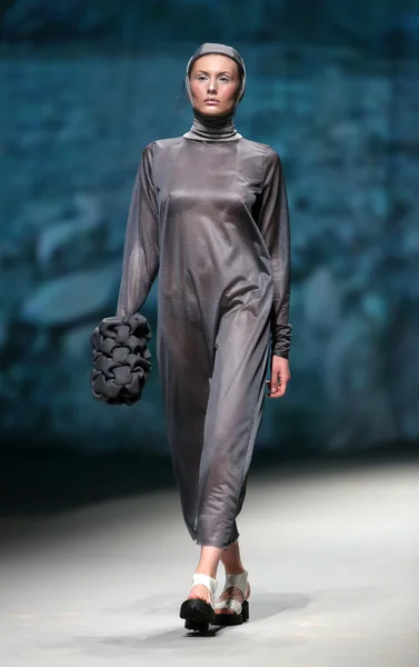 Мода модель носить одяг зробив Маріо vijackic на шоу "cro Портера" — стокове фото
