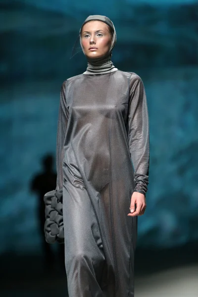时装模特穿着由马里奥 vijackic"cro 波特"展出的衣服 — 图库照片