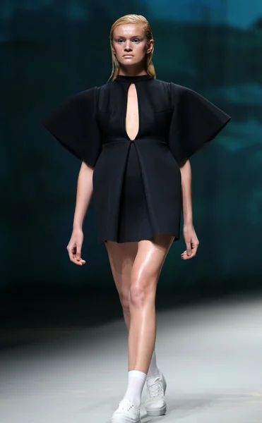 Moda model nosi ubrania wykonane przez mario vijackic na "cro porter" Pokaż — Zdjęcie stockowe