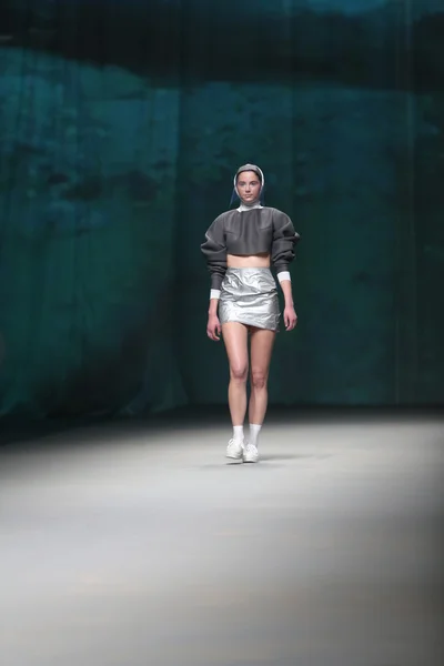 Modelo de moda usa roupas feitas por Mario Vijackic em "CRO A PORTER" show — Fotografia de Stock