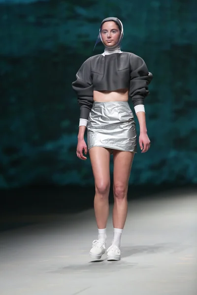 Модная модель носит одежду Марио Виячича на шоу "CRO A PORTER" — стоковое фото
