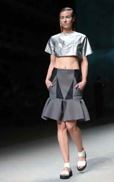 Модная модель носит одежду Марио Виячича на шоу "CRO A PORTER" — стоковое фото
