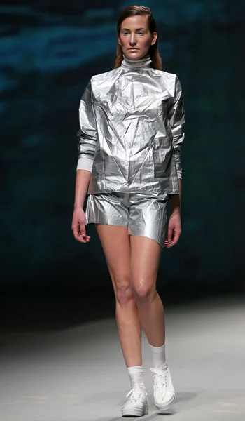 ファッションのモデルは「クロ ポーター」ショーでマリオ vijackic によって作られた服を着ている — ストック写真
