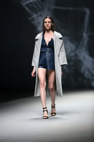 Fashion model draagt kleding gemaakt door petra vuletic en sasa hortig op "cro een porter" show — Stockfoto