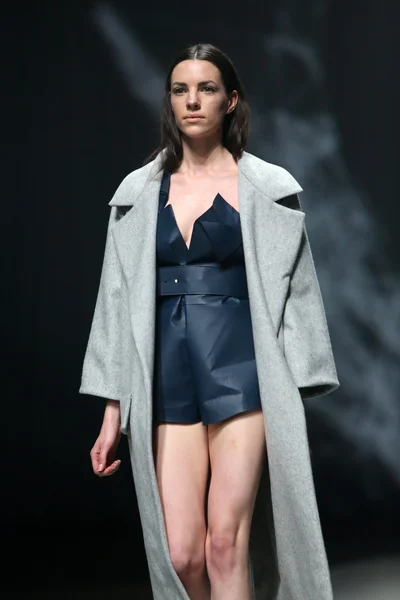 Moda model nosi ubrania wykonane przez petra vuletic i sasa hortig na "cro porter" Pokaż — Zdjęcie stockowe