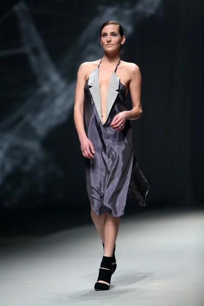 Moda modella indossa abiti realizzati da Petra Vuletic e Sasa Hortig in mostra "CRO A PORTER" — Foto Stock