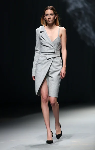 Modelo de moda lleva ropa hecha por Petra Vuletic y Sasa Hortig en "CRO A PORTER" show —  Fotos de Stock