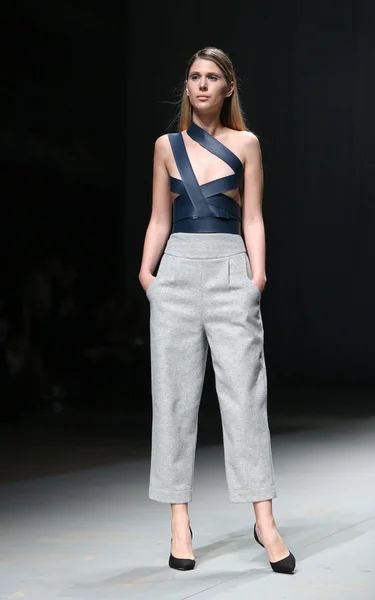 Modelo de moda usa roupas feitas por Petra Vuletic e Sasa Hortig no show "CRO A PORTER" — Fotografia de Stock