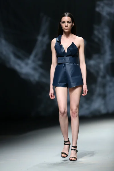 Fashion model bærer tøj lavet af Petra Vuletic og Sasa Hortig på "CRO A PORTER" show - Stock-foto