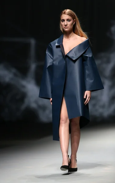 Мода модель носить одяг, зроблених Петра vuletic і Саша hortig на шоу "cro Портера" — стокове фото