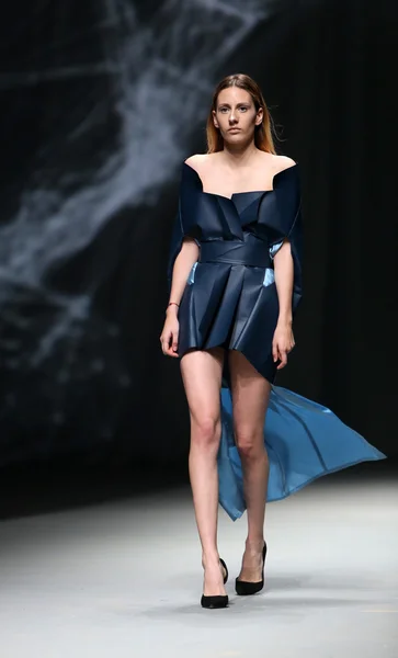 Modelo de moda lleva ropa hecha por Petra Vuletic y Sasa Hortig en "CRO A PORTER" show —  Fotos de Stock